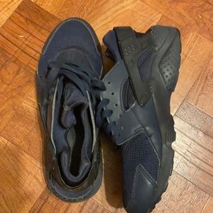 Black Nike hiraches